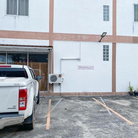Uh Hostel Bang Saen Bagian luar foto