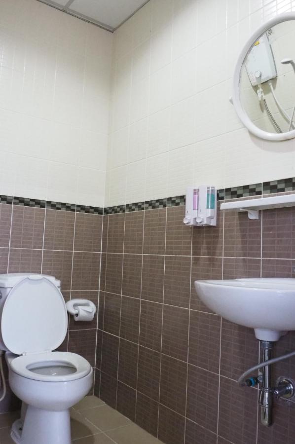 Uh Hostel Bang Saen Bagian luar foto