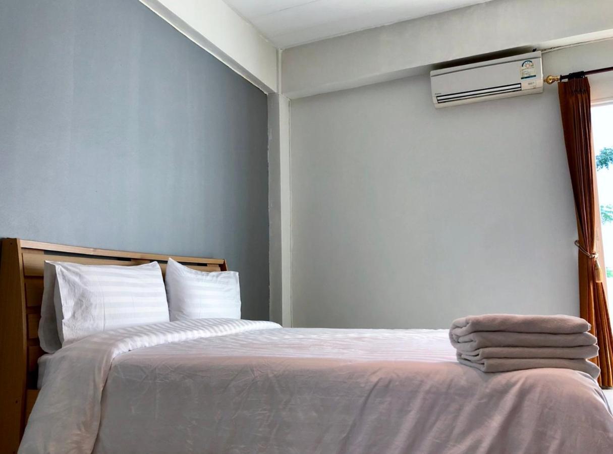 Uh Hostel Bang Saen Bagian luar foto