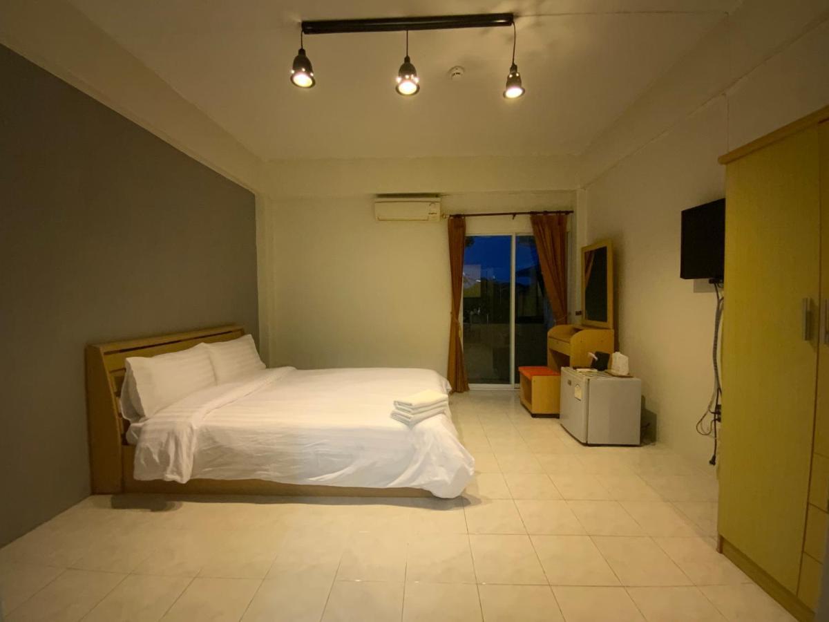 Uh Hostel Bang Saen Bagian luar foto
