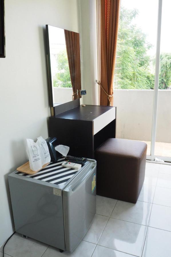Uh Hostel Bang Saen Bagian luar foto