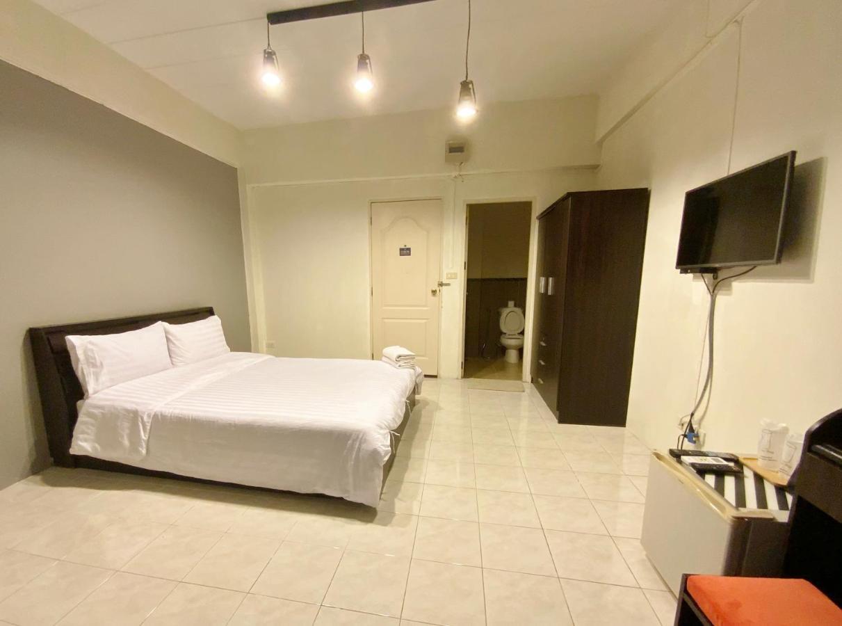 Uh Hostel Bang Saen Bagian luar foto