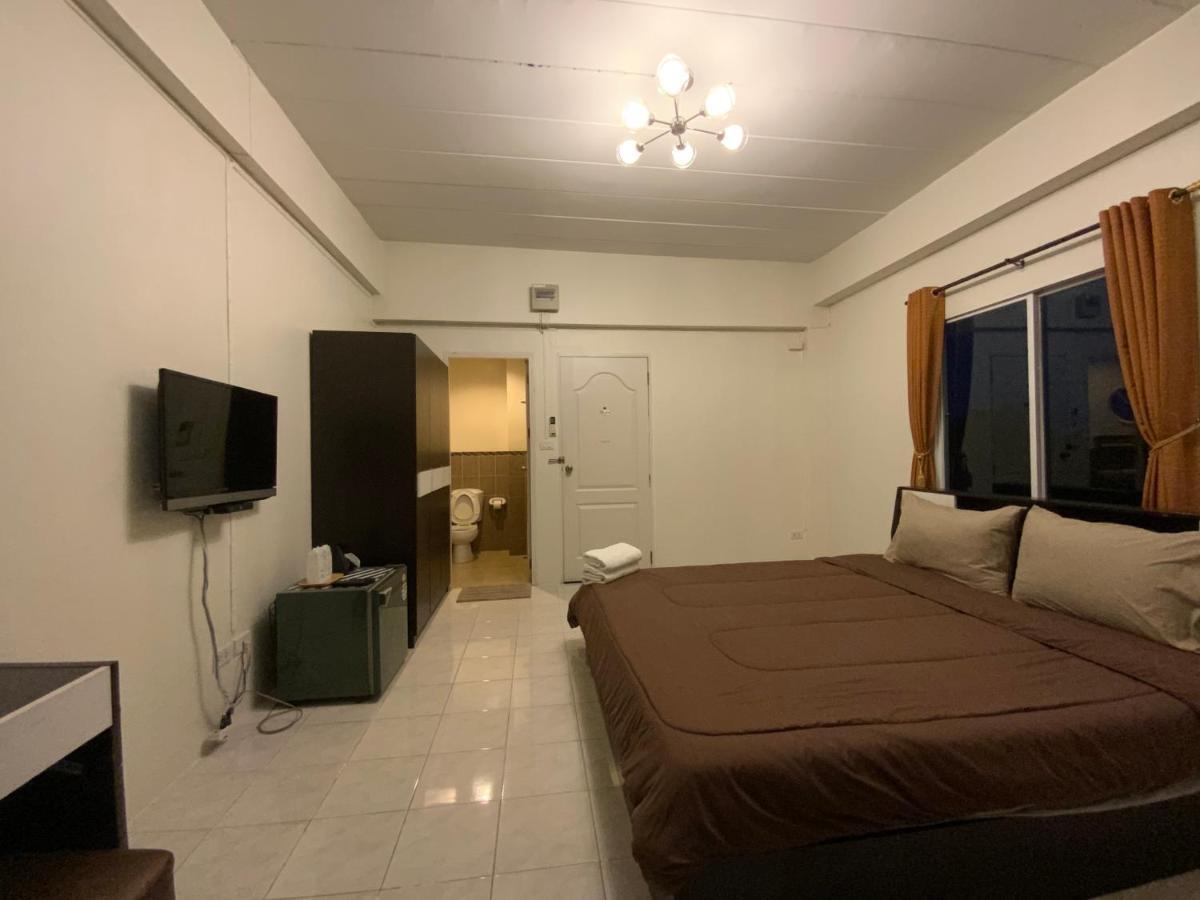 Uh Hostel Bang Saen Bagian luar foto